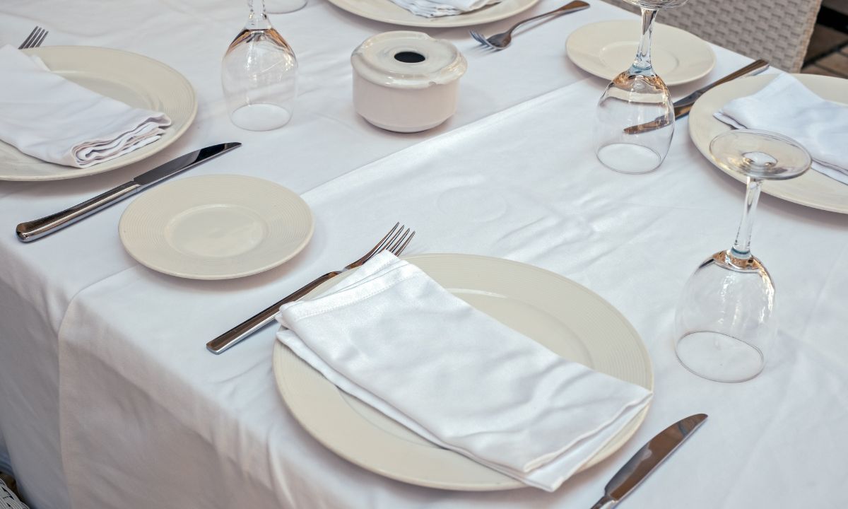 ผ้าปูโต๊ะอาหาร ควรใช้สีอะไร? แนะนำวิธีเลือกสีผ้าปูโต๊ะอาหาร