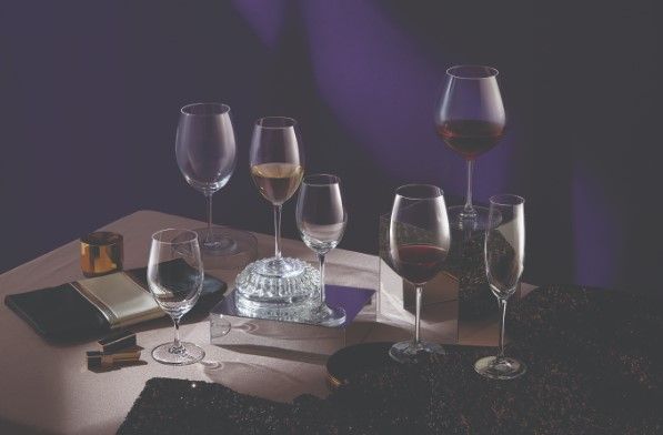 ให้การดื่มไวน์เลิศรสขึ้นผ่านการดื่มด่ำประวัติศาสตร์แก้วไวน์