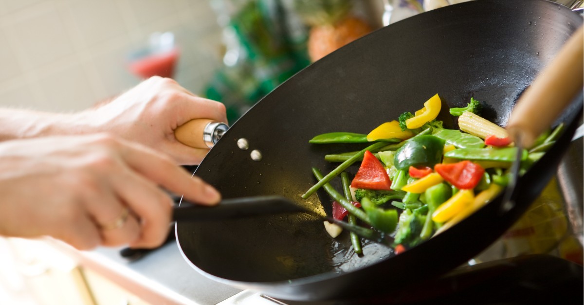 คนทำครัวและเจ้าของร้านอาหารต้องรู้ เลือกกระทะยังไงให้หมดปัญหาตอนทำอาหาร?